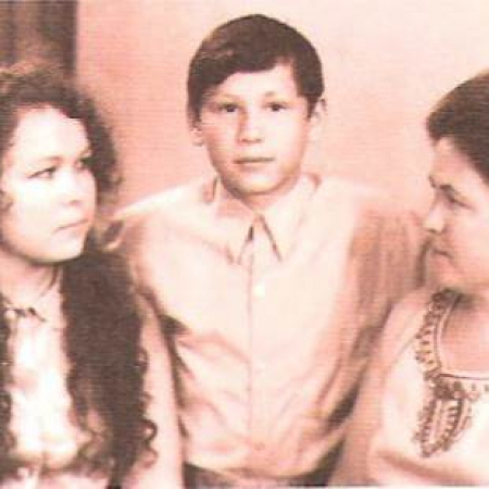 Н. Буткеев с мамой и сестрой